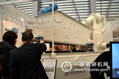 長江思科礦山機械寶馬展上為客戶介紹細砂回收裝置