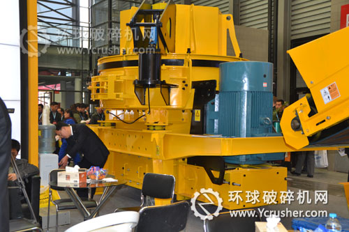 東蒙機(jī)械立式?jīng)_擊式破碎機(jī)設(shè)備