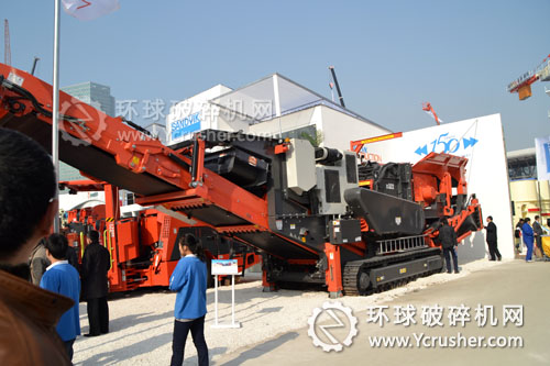 山特維克在2012上海寶馬展上展示的履帶式移動破碎站設(shè)備