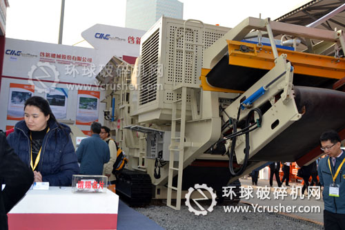 啟銘機(jī)械在2012寶馬展上展出的履帶式移動(dòng)破碎站設(shè)備