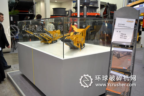 斯泰克(STRIKER)展示的JM1310履帶移動式顎式破碎機(jī)設(shè)備和SC207履帶移動式振動篩分設(shè)備