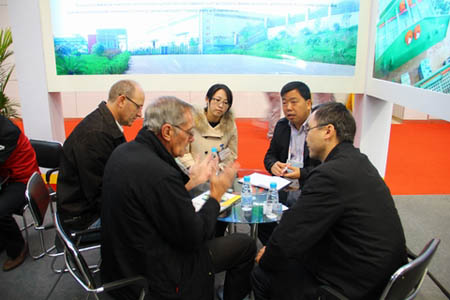 南昌礦機董事長李順山與外賓親切交流