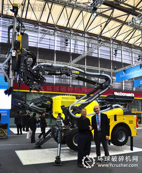 云浮世通石材有限公司 總經(jīng)理 蔡東清(左) 與阿特拉斯&bull;科普柯露天鑿巖設(shè)備部 總裁 Markku Ter&auml;svasara(右)