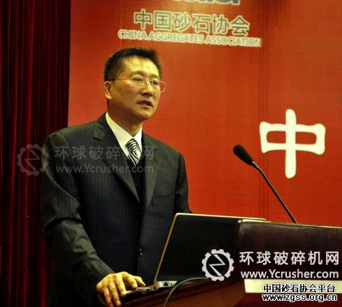 中國(guó)砂石協(xié)會(huì)韓繼先秘書(shū)長(zhǎng)代表六屆理事會(huì)做2012-2013年工作計(jì)劃總結(jié)報(bào)告