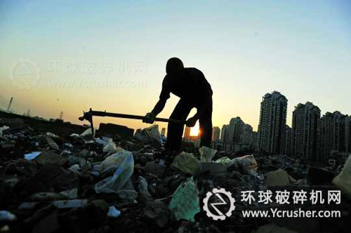 一建筑拆遷殘土清倒點(diǎn)內(nèi)的拾荒者。