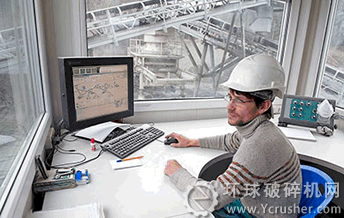 Kaalamo移動(dòng)式設(shè)備采用美卓Metso DNA自動(dòng)化系統(tǒng)，Sergey Horyy 從自動(dòng)化控制室內(nèi)可清晰查看整套設(shè)備