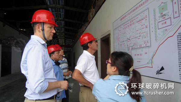 巨鑫機(jī)械向美卓礦機(jī)技術(shù)服務(wù)業(yè)務(wù)線總裁一行介紹廠房結(jié)構(gòu)布局