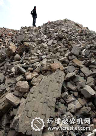 堆積如山的建筑垃圾