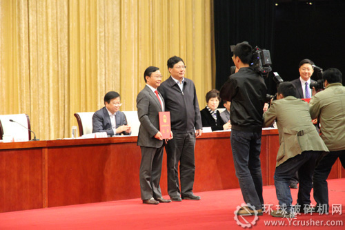 省委常委，合肥市委書記吳存榮親自給包瑋頒發(fā)杰出貢獻(xiàn)獎(jiǎng)