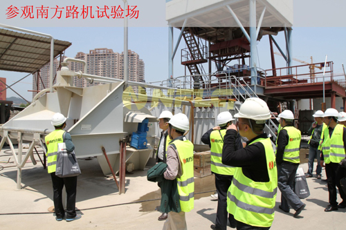 參觀南方路機(jī)試驗(yàn)現(xiàn)場(chǎng)