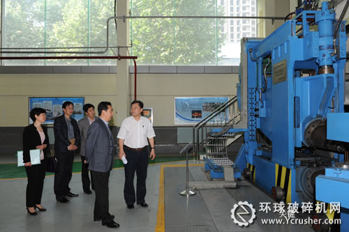 李明遠(yuǎn)書記在謝東鋼董事長和張江安書記的陪同下參觀研究院