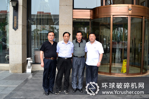 中國(guó)鑄造協(xié)會(huì)耐磨鑄件分會(huì)第二屆四次理事會(huì)領(lǐng)導(dǎo)合影