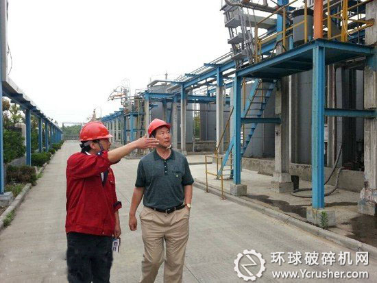 中國資源綜合利用協(xié)會(huì)信息咨詢部專家宋安寧在相關(guān)人員帶領(lǐng)下實(shí)地參觀了企業(yè)的生產(chǎn)線。