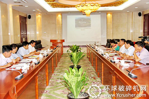 雙方在海螺國際會議中心418會議室進行會談交流的現場