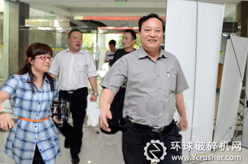 中國(guó)建筑材料聯(lián)合會(huì)建筑材料工業(yè)信息中心主任劉長(zhǎng)發(fā)抵達(dá)酒店，明日將帶來精彩報(bào)告