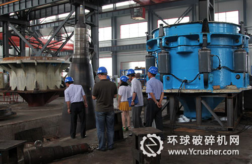 順達重礦人員及翻譯陪同代表團至機加車間、裝配車間、配件倉庫等參觀、考察