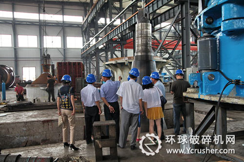 順達重礦人員及翻譯陪同代表團至機加車間、裝配車間、配件倉庫等參觀、考察