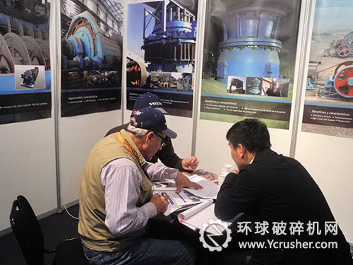 沈陽順達(dá)重礦工作人員與客戶交談