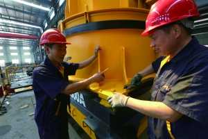 衢州市美安普的工人正在安裝新型礦用破碎機