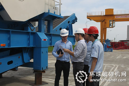 俄羅斯客戶在山美外貿(mào)部長的陪同下檢查采購的兩臺(tái)PP系列輪胎移動(dòng)式破碎站