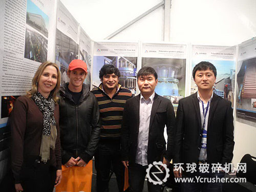 沈陽順達(dá)重礦工作人員與參展客戶合影