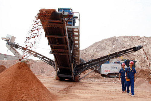 金科建筑清運有限公司再生資源生產(chǎn)基地，建筑廢棄物被破碎機&ldquo;吞吃&ldquo;