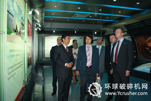 歐洲水泥集團(tuán)總裁M.A. Skorokhod先生（右一）參觀合肥院展廳