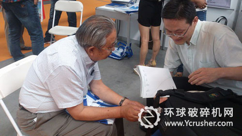 順達(dá)重礦駐新疆辦事處負(fù)責(zé)人向客戶們介紹最新研制推出的&ldquo;H系列高能多缸液壓圓錐破碎機(jī)&rdquo;