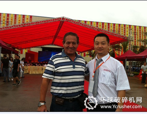 杜經(jīng)理與外商合影留念