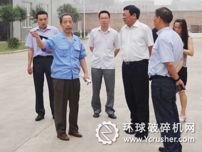 區(qū)委書(shū)記李鋼錘同志一行到大華重機(jī)公司進(jìn)行調(diào)研