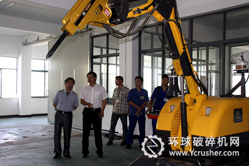 中國工程院院士譚建榮一行到驚天液壓公司參觀指導