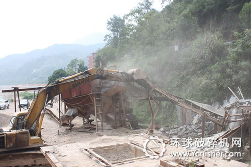 11家非法采砂場進行取締現(xiàn)場