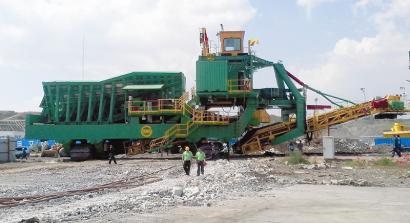 我國首套露天煤礦半連續(xù)移動式破碎機組裝完成