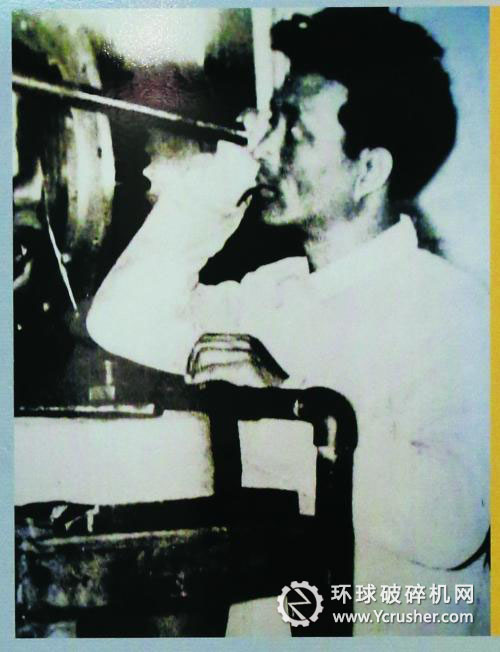 焦裕祿同志在車間檢查機(jī)器運(yùn)轉(zhuǎn)情況