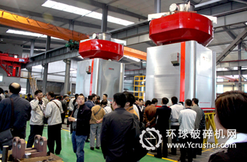 參會代表駐足圍觀隆基第四代全自動磁懸浮精選機