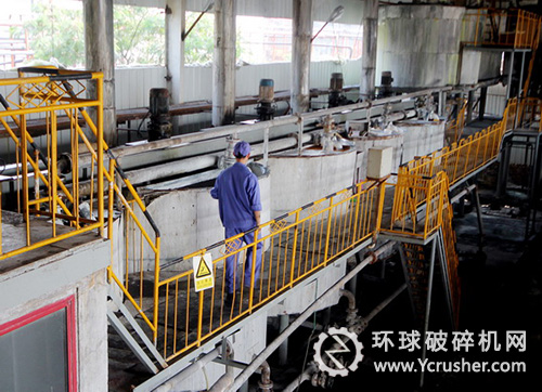 圖為改造后的硫酸鋇車間化合崗位和壓濾崗位一角。