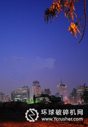 建筑垃圾已經(jīng)被清運一空，現(xiàn)場正在進行掃尾