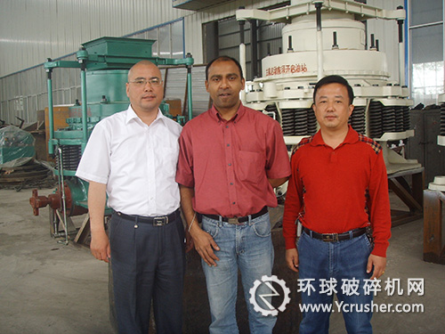 鑫海礦機總經理和外貿部經理協同工程師與巴基斯坦客戶合影