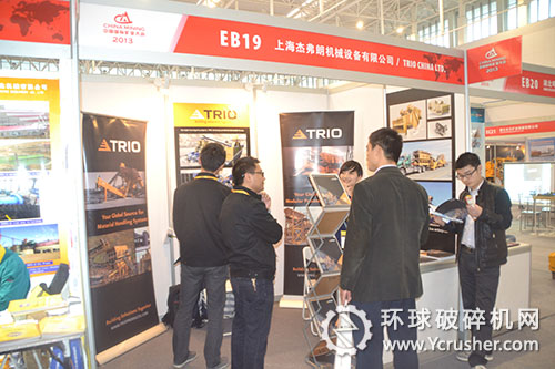 上海杰弗朗公司工作人員與客戶交談