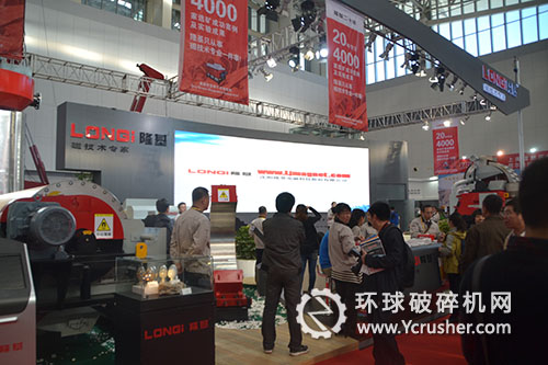 沈陽(yáng)隆基電磁礦業(yè)大會(huì)展臺(tái)前參觀的客戶絡(luò)繹不絕