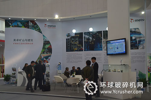 美卓礦山與建筑展臺前工作人員與客戶交談