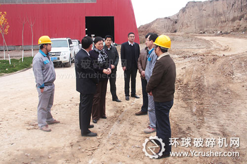 平?jīng)鍪姓笔虚L楊軍到項(xiàng)目現(xiàn)場調(diào)研