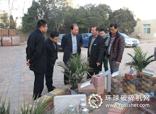  總工程師朱愛明向馬來西亞鵬業發展有限公司董事長一行詳細介紹公司各類新型環保建材