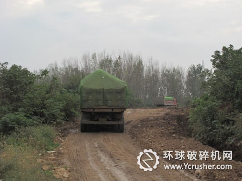 裝滿礦土的大卡車