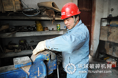 韓丙合在打磨銼劍