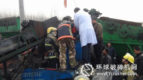 消防員營(yíng)救被困人員