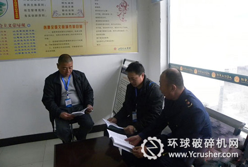 工商所執(zhí)法人員在進行現(xiàn)場調解