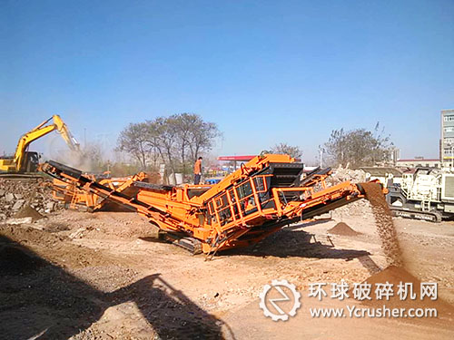 盛天環(huán)保購(gòu)買的奧地利洛克斯特移動(dòng)破碎站破碎－篩分生產(chǎn)現(xiàn)場(chǎng)