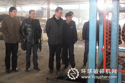 章局長一行在參觀建筑廢棄物破碎線