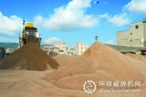   建筑垃圾經(jīng)機(jī)器破碎后，按不同顆粒大小吐出磚粉、粗骨料等產(chǎn)品。